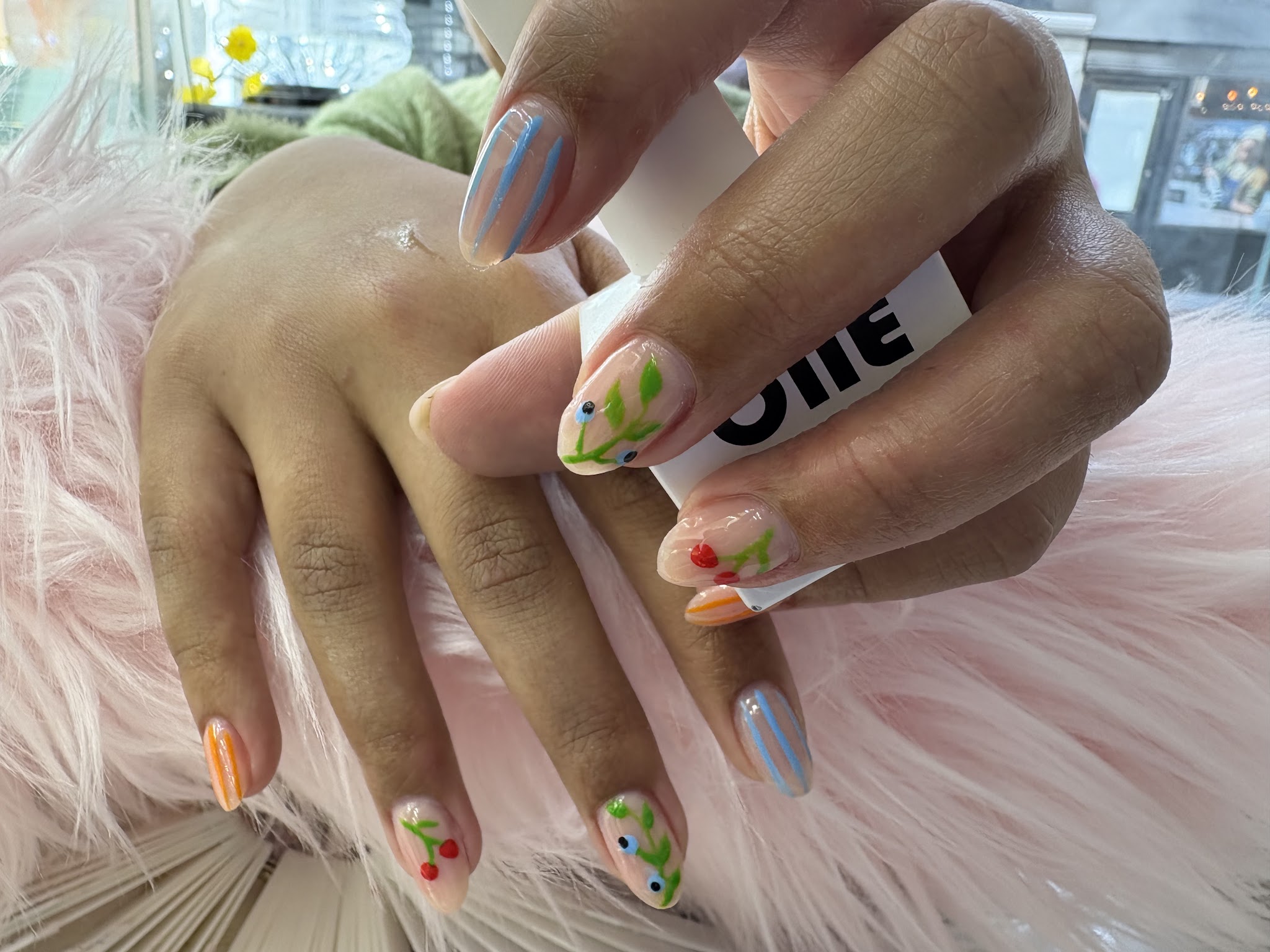 Nail art in pastel met kersjes, bloemetjes en strepen